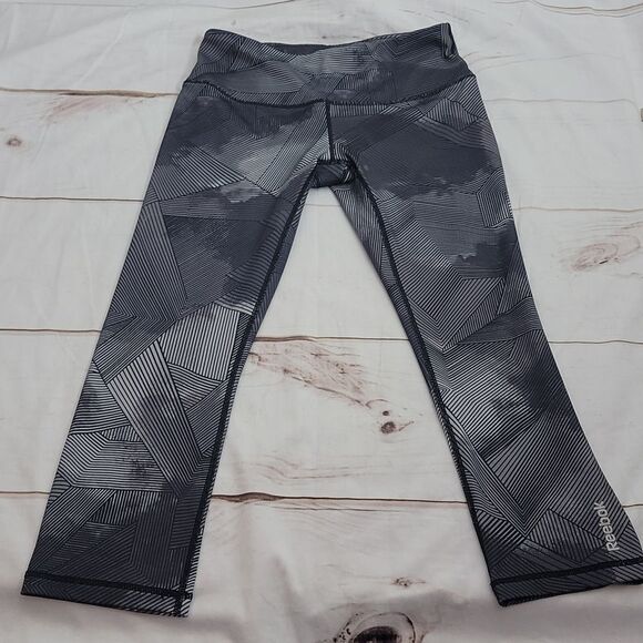 𝅺REEBOK Black and Gray Scale Art like Capris in a size XS or Extra Small - Picture 1 of 4